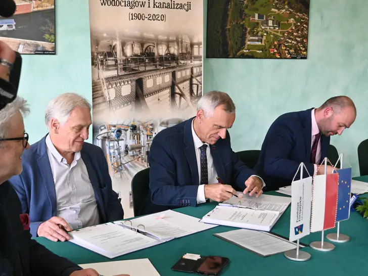 The agreement is signed by Stanisław Drzewiecki - CEO of Bydgoszcz Utility, Włodzimierz Smoczyński -   member of the management board and Waldemar Mlaś, DHI’s Vice President of Water Supply & Urban Drainage, Central & South Europe. ©DHI 