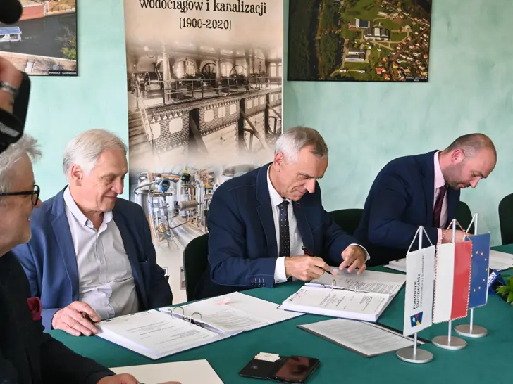 The agreement is signed by Stanisław Drzewiecki - CEO of Bydgoszcz Utility, Włodzimierz Smoczyński - member of the management board and Waldemar Mlaś, DHI’s Vice President of Water Supply & Urban Drainage, Central & South Europe. ©DHI